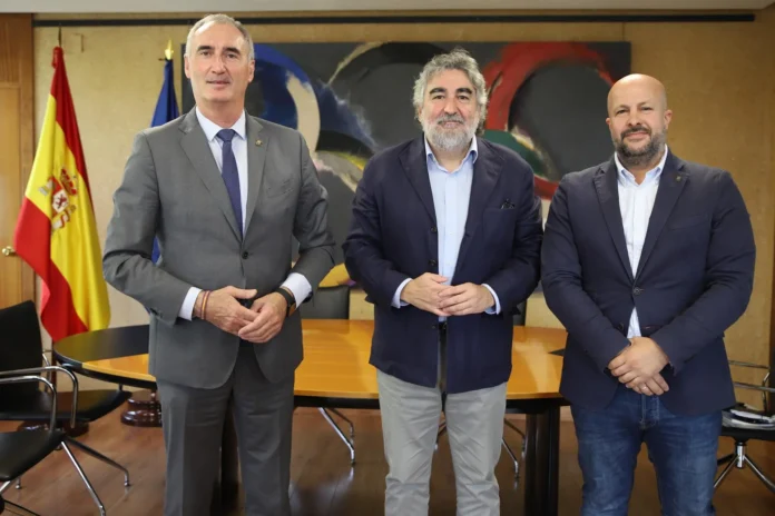 Varios.- Rodríguez Uribes recibe al alcalde de Segovia, José Mazarías, con motivo de la Semana Europea del Deporte