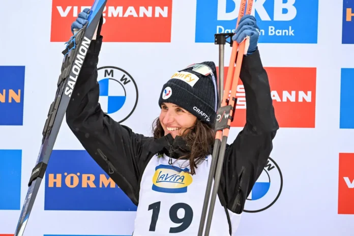 Biatlón.- La francesa Julia Simon admite delito de fraude con tarjetas de crédito robadas a una compañera de selección