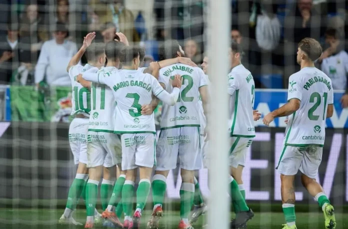Fútbol/Segunda.- (Crónica) El Racing vuelve a remontar y escapa en el liderato