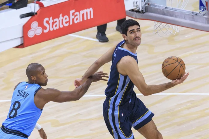 Baloncesto/NBA.- Aldama destaca en la derrota de los Grizzlies ante los Warriors