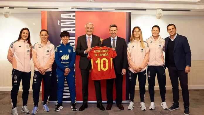 Fútbol/Selección.- El embajador de España en Suecia visita a la selección en Gotemburgo