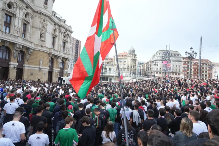 Varios.- Miles de personas homenajean en Bilbao a los deportistas palestinos asesinados
