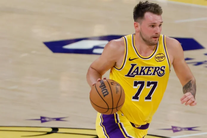Baloncesto/NBA.- Un Luka Doncic soberbio lidera la victoria de los Lakers en Milwaukee