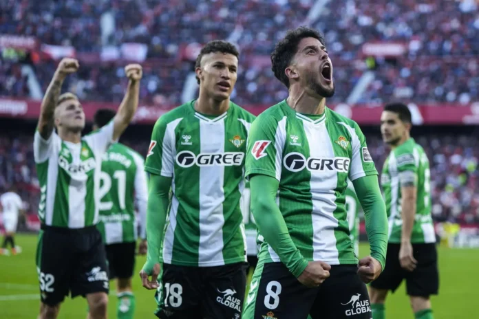 Fútbol/Primera.- (Crónica) El Betis conquista un tenso derbi sevillano y Moleiro rescata el triunfo para el Villarreal