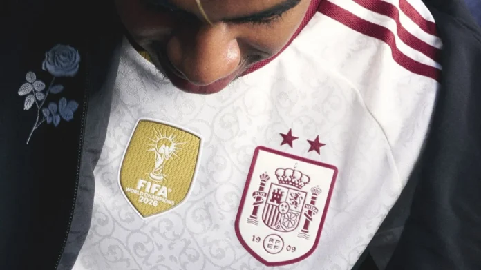 Fútbol.- adidas presenta la camiseta de visitante de la selección española de fútbol con las dos estrellas