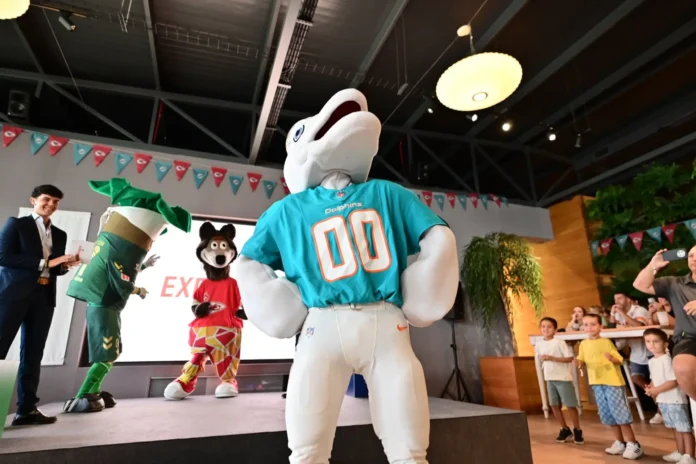 Fútbol americano.- La NFL Experience Sevilla hace vibrar a los aficionados de Chiefs y Dolphins junto a los del Betis