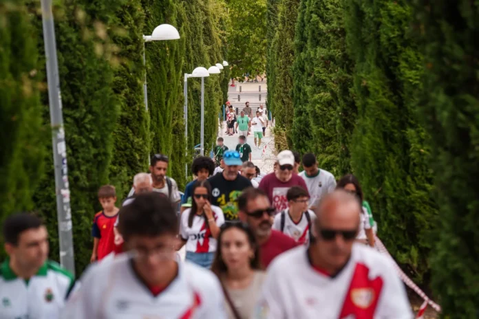 Fútbol.- Cerca de 2.500 rayistas marcharon por Vallecas para pedir el regreso a su estadio y la salida de Martín Presa