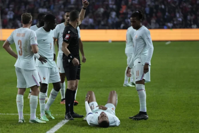 Fútbol.- (Crónica) Mbappé, gol y lesión en el estreno triunfante de Zidane