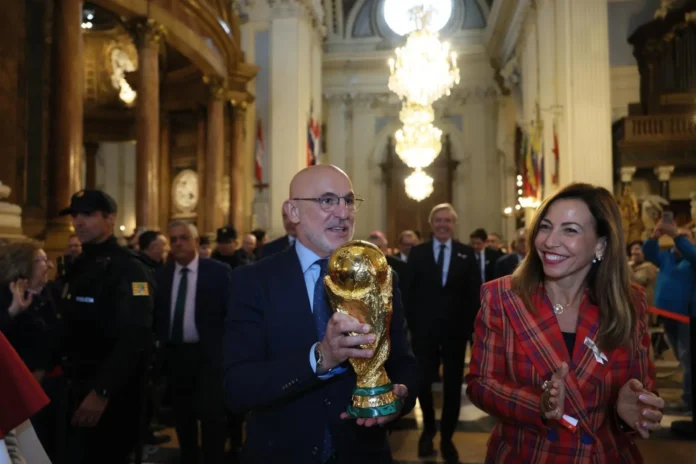 Fútbol.- De la Fuente ofrece la Copa del Mundo a la Virgen del Pilar y ve Zaragoza como "una sede maravillosa" para 2030