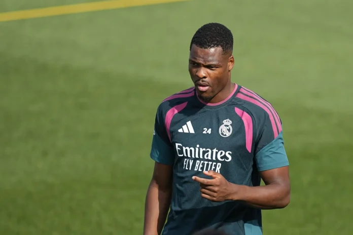 Fútbol.- Dumfries: "Jugar en el Real Madrid supone una gran responsabilidad"
