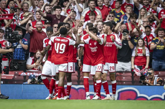 Fútbol.- El Arsenal arrasa al Manchester City y alza la Community Shield