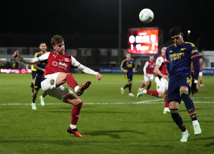 Fútbol.- El Arsenal se la pega ante un cuarta división y queda eliminado de la Carabao Cup