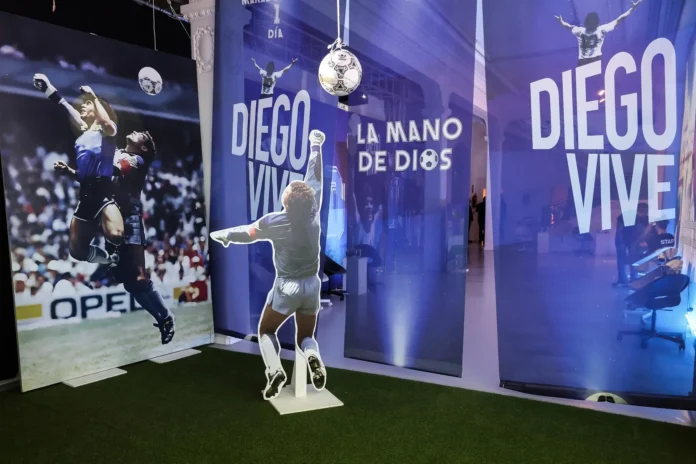 Fútbol.- El balón de la 'Mano de Dios' de Maradona se vende por 3,35 millones de dólares en una subasta