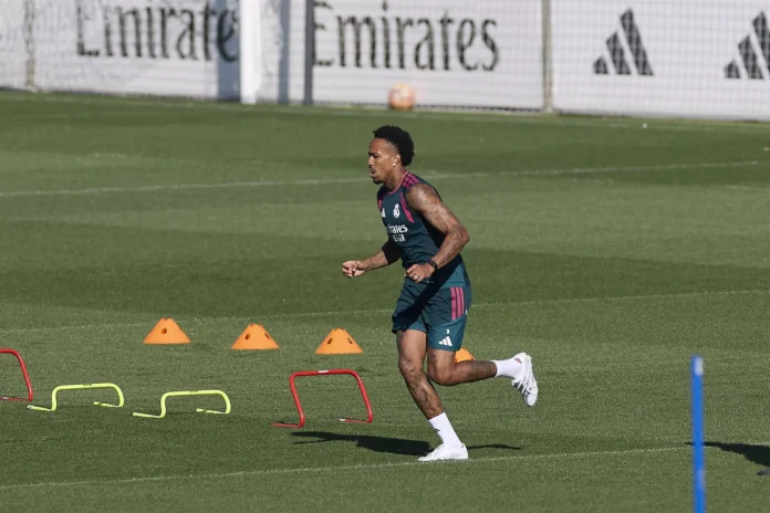 Fútbol.- El central brasileño del Real Madrid Éder Militao vuelve a entrenar con el grupo