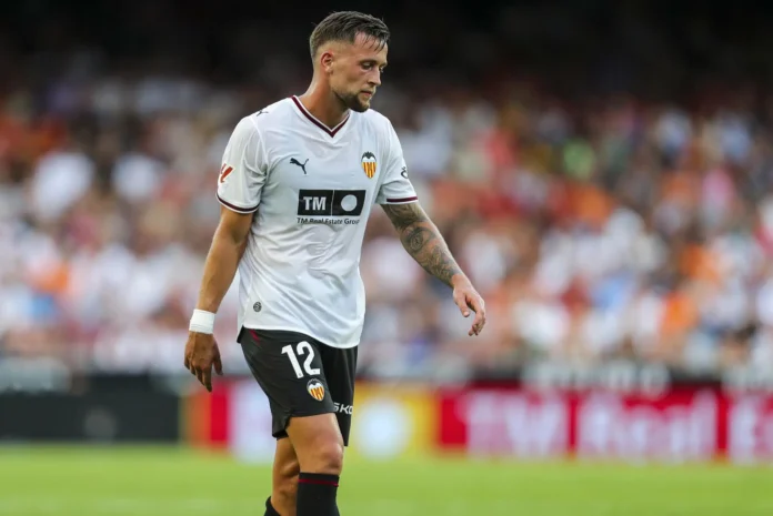 Fútbol.- El central del Valencia CF Justin de Haas sufre un esguince en su tobillo derecho