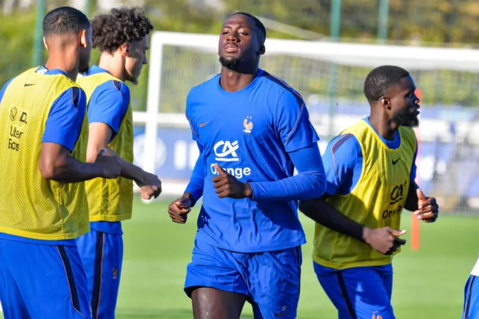 Fútbol.- El central Ibrahima Konaté deja la concentración de Francia por una lesión en la rodilla derecha
