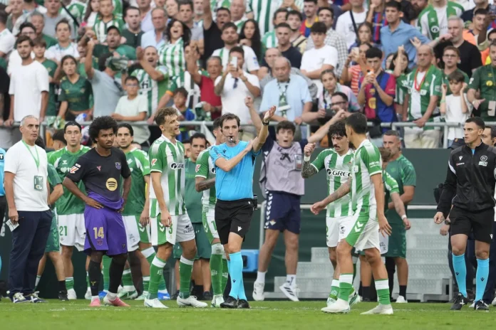 Fútbol.- El CTA reitera que el VAR acertó al anular el gol de Lo Celso ante el Barça por mano del 'Cucho' Hernández