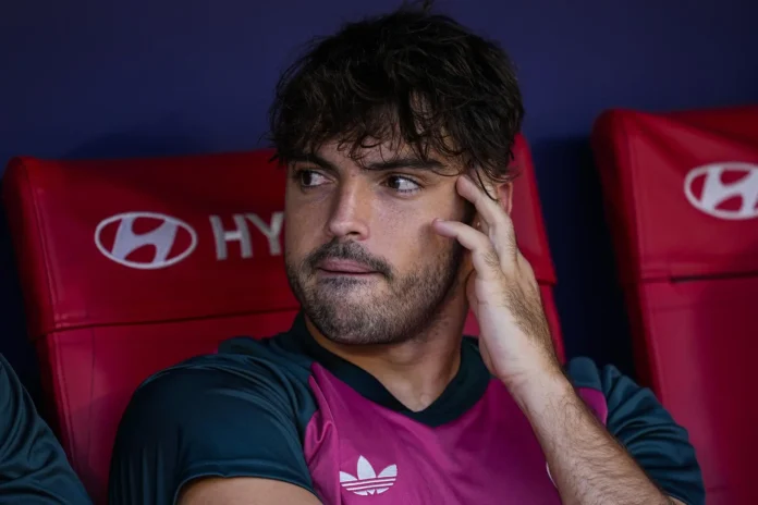 Fútbol.- El defensa del Real Madrid Raúl Asencio se opera este jueves de una fractura de estrés en la tibia