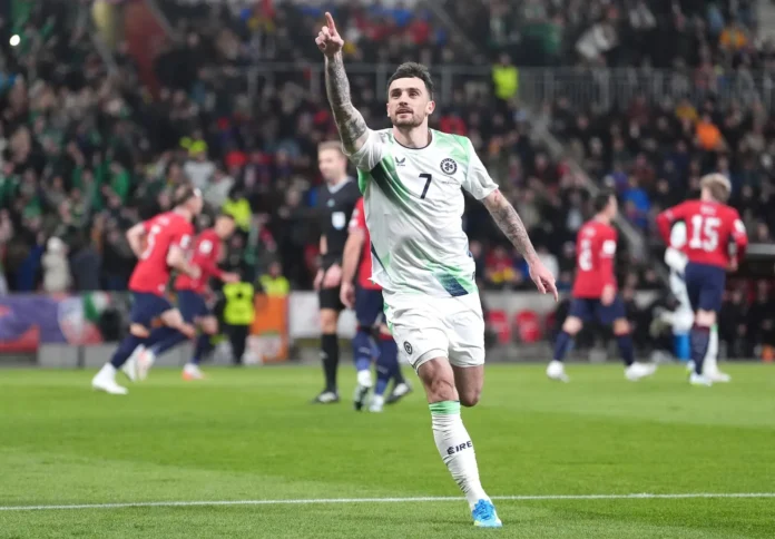 Fútbol.- El delantero irlandés Troy Parrott ficha por el Real Betis hasta 2031