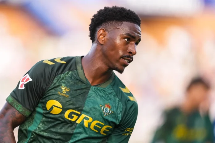 Fútbol.- El lateral izquierdo Junior Firpo, baja en el Real Betis por una lesión en su aductor izquierdo