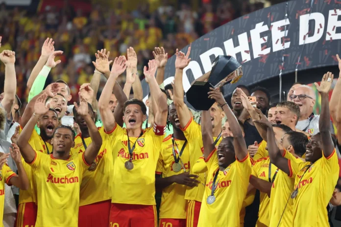 Fútbol.- El París Saint-Germain pierde la Supercopa de Francia ante un Lens con diez