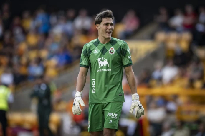 Fútbol.- El portero sueco del Racing Simon Eriksson sufre una tendinopatía en el hombro derecho