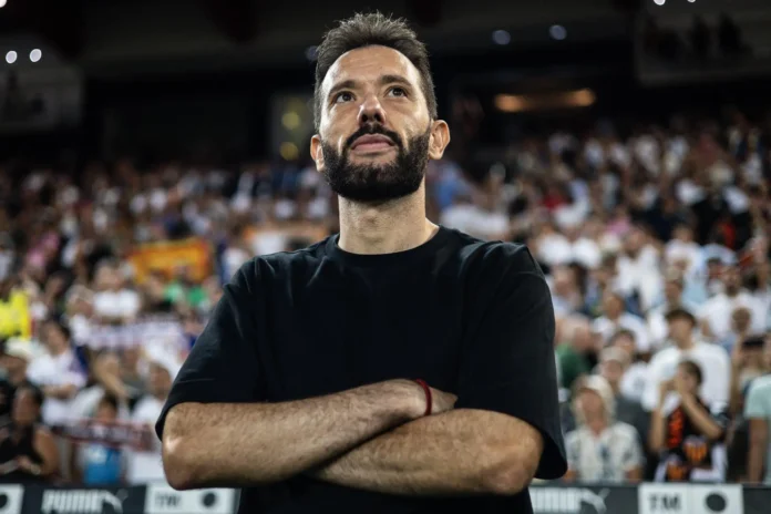 Fútbol.- El Valencia CF destituye a Carlos Corberán y su cuerpo técnico