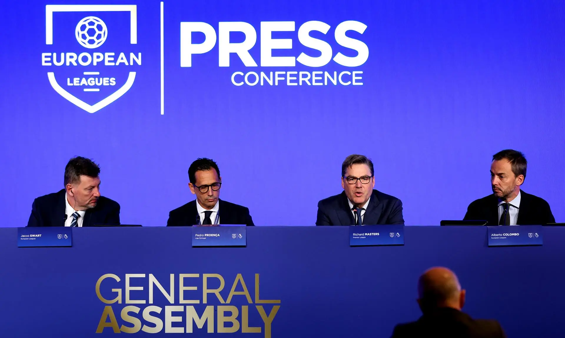 Denuncia contra la FIFA por el calendario de fútbol femenino