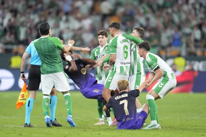 Fútbol.- Facundo Bernal (Betis), sancionado con cuatro partidos por agresión a Lamine Yamal