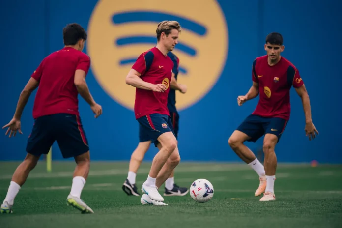 Fútbol.- Frenkie de Jong completa parte del trabajo con el grupo y se acerca a su regreso