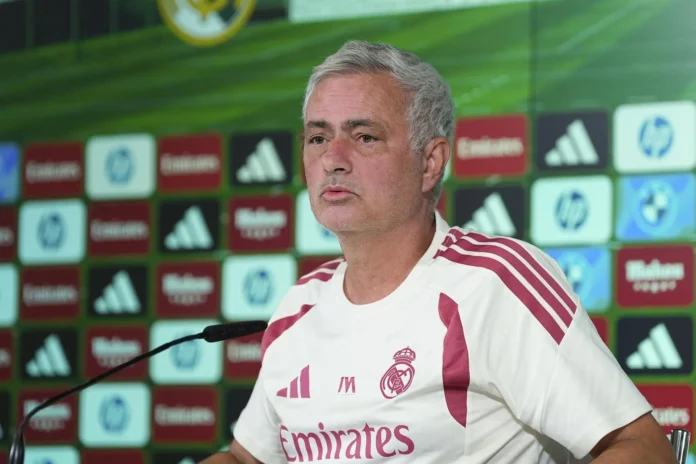 Fútbol.- José Mourinho: "Cada vez es más difícil escuchar alguna cosa positiva del Real Madrid"