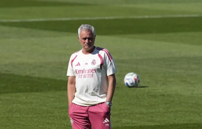 Fútbol.- José Mourinho: "En un partido de esta dificultad hay también cambios de estructura y de funciones"