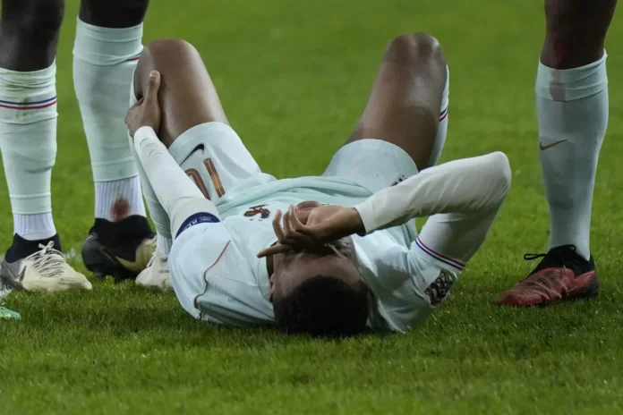 Fútbol.- Kylian Mbappé sufre una lesión tendinosa en la rodilla izquierda y abandona la concentración de Francia