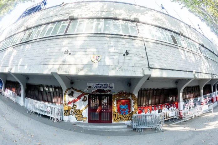 Fútbol.- La afición del Rayo lleva a los tribunales a la RFEF por el cierre parcial de Vallecas