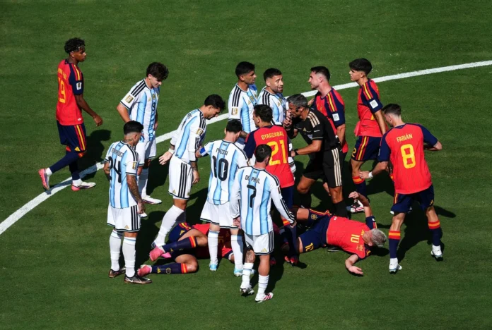 Fútbol.- La FIFA sanciona con diez partidos a Leandro Paredes y con siete a Nahuel Molina