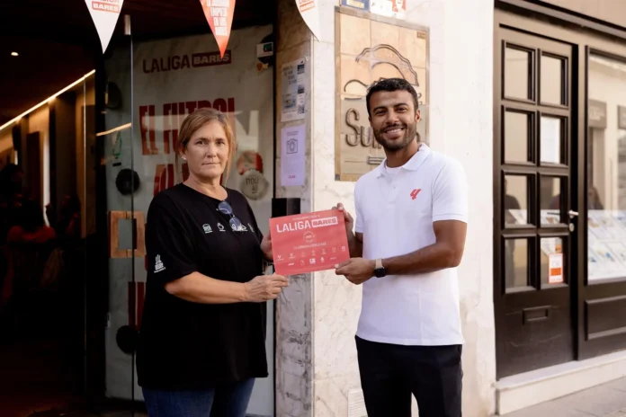 Fútbol.- LaLiga Bares lleva la emoción del Clásico a Sant Pol de Mar con la visita de Rafinha Alcántara