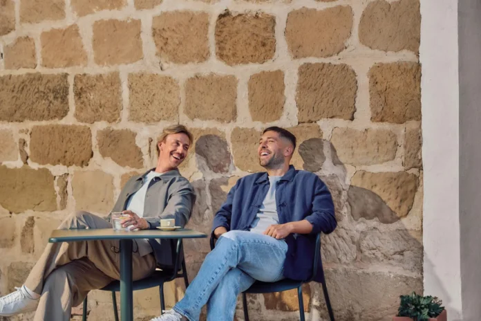 Fútbol.- Los aficionados al fútbol podrán vivir la previa del Clásico, con Jordi Alba y Guti de místers, en Airbnb