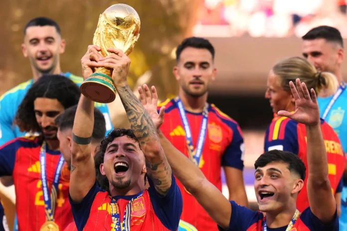 Fútbol.- Pedri y Yéremy Pino reciben el Premio al Deporte Canario 2026