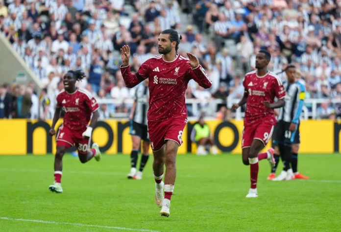 Fútbol/Premier.- (Crónica) El Liverpool de Iraola y Víctor Muñoz salva el debut en el 99'