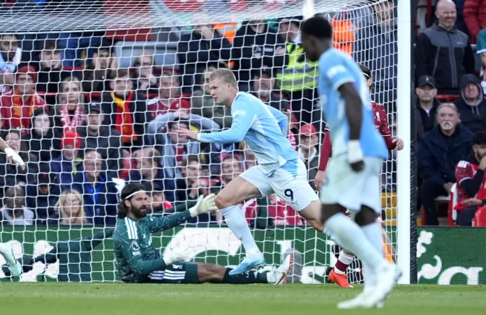 Fútbol/Premier.- (Crónica) El Manchester City gana en Anfield y sigue líder invicto de la Premier