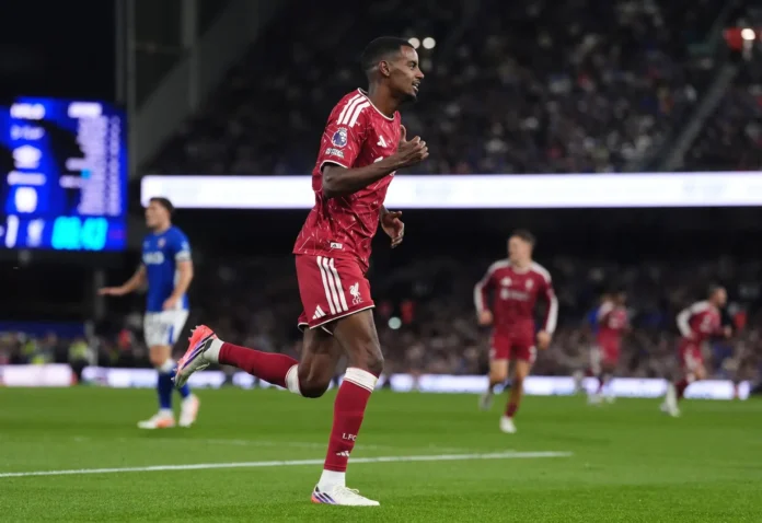 Fútbol/Premier.- El Liverpool de Iraola consigue su primera victoria en la Premier gracias a un doblete de Isak