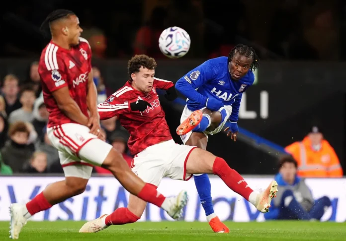 Fútbol/Premier.- El Nottingham Forest sale del descenso pero perdona al Ipswich