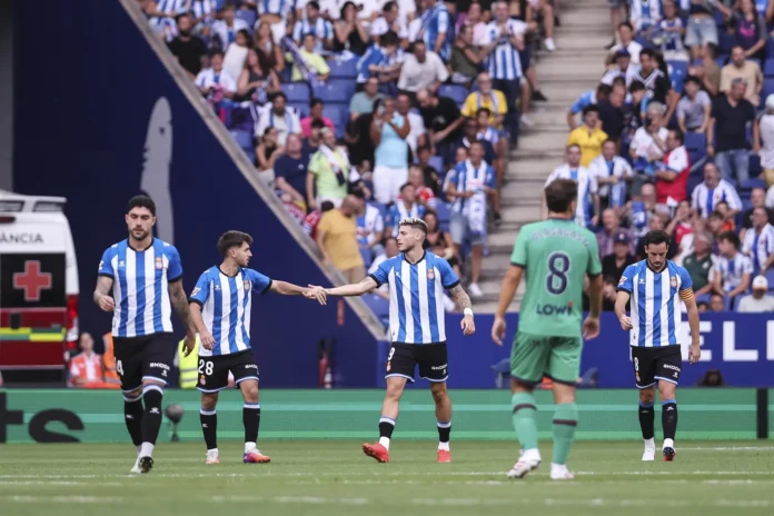 Fútbol/Primera.- (Crónica) El Espanyol arrolla al Levante y el Racing convence contra el Villarreal