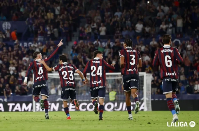 Fútbol/Primera.- (Crónica) El Levante sale del descenso con un final de locura ante el Sevilla