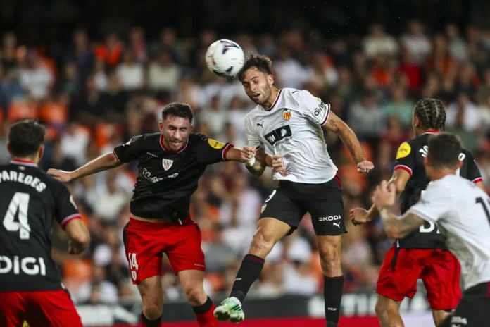 Fútbol/Primera.- (Crónica) El Valencia sigue mutando con Aguirre y el Villarreal no acierta contra el Elche