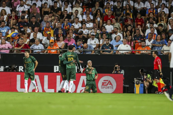 Fútbol/Primera.- El Betis provoca otro enfado temprano de Mestalla