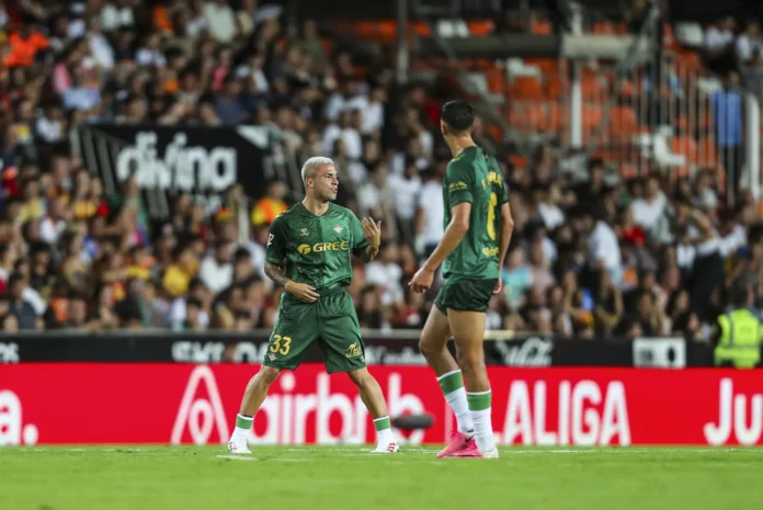 Fútbol/Primera.- (Pre) El Betis quiere seguir en cabeza ante el Levante y la Real acabar ante el Espanyol con su sequía