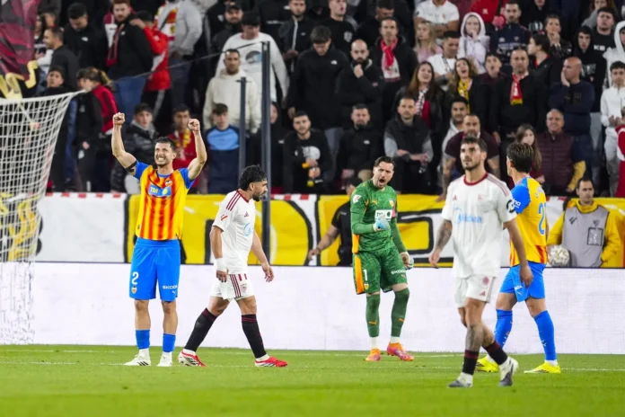 Fútbol/Primera.- (Previa) El Sevilla busca prolongar su buen arranque de temporada ante un Valencia en urgencias
