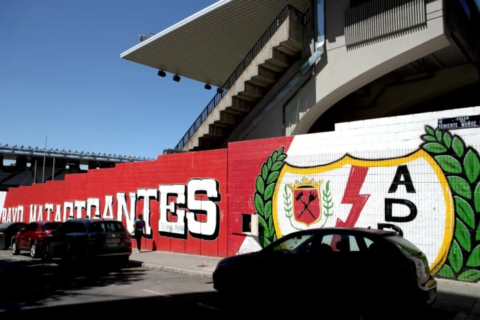 Fútbol/Primera.- Suspendido el Rayo-Athletic en Vallecas por el lanzamiento de bolas y aviones de papel