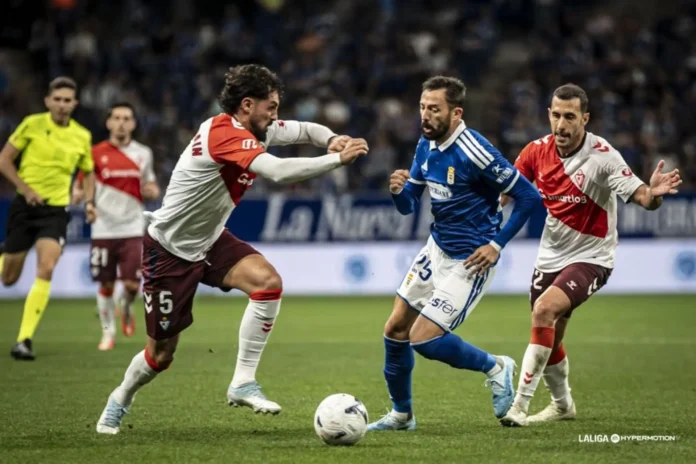 Fútbol/Segunda.- (Crónica) El Eibar pierde el liderato en Oviedo y el Valladolid golea al nuevo Albacete de Etxeberria